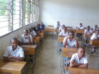  Wanafunzi wakisubiri mtihani