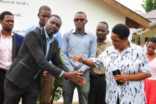  Mkuu wa shule akielekeza matumizi ya kitakasa mikono (sanitizer)