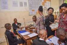  Watoto wakitoa huduma ya afya