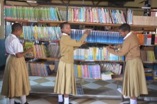 Students looking for books to study in the school library 